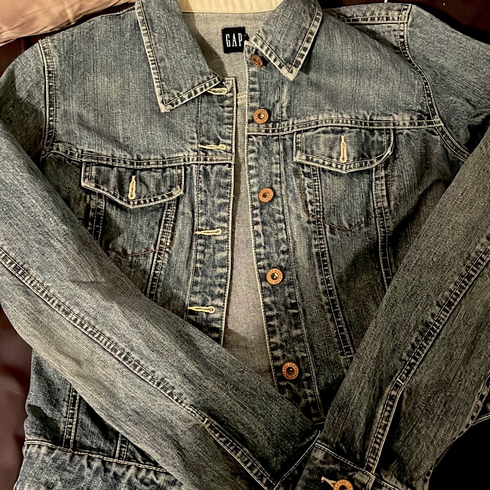 Never worn demy jacket, long sleeve. No holes, no rips in great shape 9\10